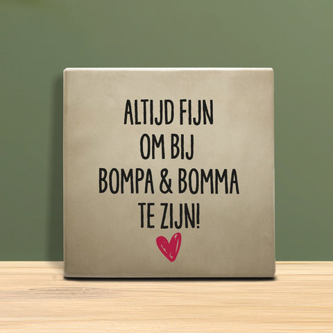 Tegeltje met Tekst - Altijd fijn om bij Bompa en Bomma te zijn.