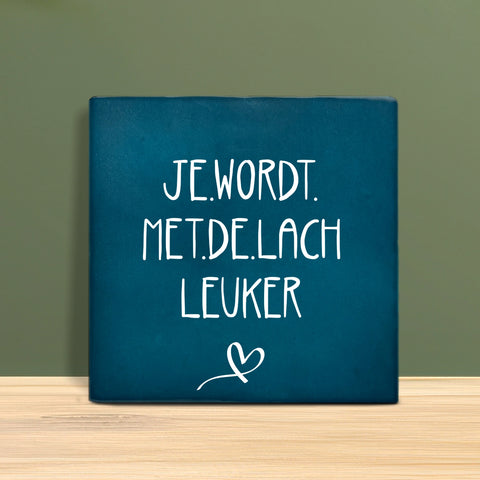 Tegeltje met tekst - Je wordt met de lach leuker.