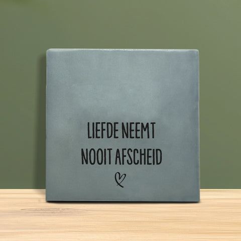 Tegeltje met tekst - Liefde neemt nooit afscheid.