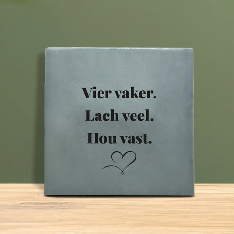 Tegeltje met tekst - Vier vaker lach veel hou vast.